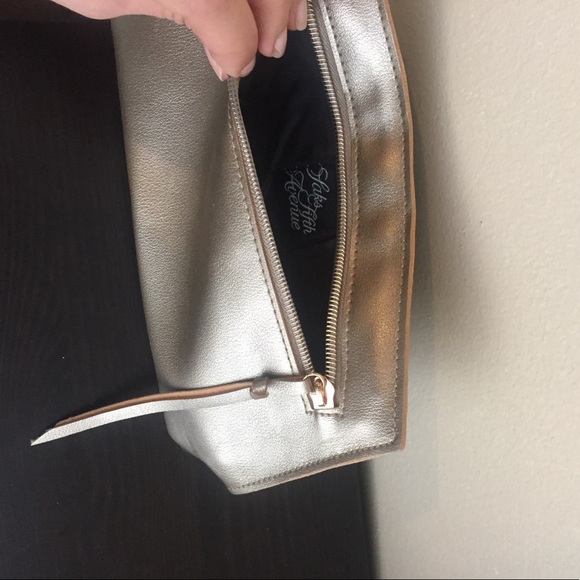 SOLD! Saks Fifth Ave make up clutch, used once! - Picture 5 of 7